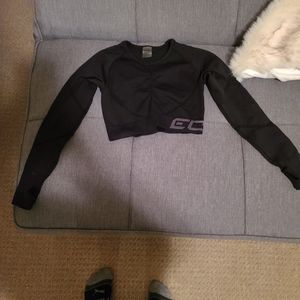 Echy arise scrunch crop top